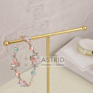 Présentoir de Luxe Moderne Autoportant en Fer Poli Doré pour Bracelets, Colliers, Bagues et Boucles d'Oreilles – Idéal pour Bijouteries - Product Image 2