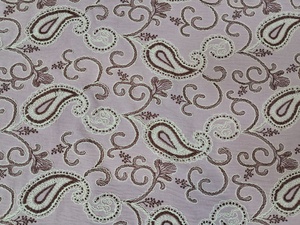 ผ้าเครปสีชมพูอมเทาแบบขายส่ง พร้อมลายปักเพสลีย์และลายเส้นโค้งอย่างประณีต สำหรับงานออกแบบเสื้อผ้าสไตล์ชาติพันธุ์และตะวันตก - Product Image 2