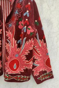 Elegante Chaqueta Suzani Bordada en Terciopelo Borgoña con Estampado Floral, Manga Larga, Cuello Alto, Estilo Bohemio, Abrigo de Invierno para Mujer - Product Image 3
