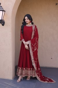 Robe de soirée ethnique en soie brodée de sequins et de diamants faits main, avec dupatta et manches longues, idéale pour mariage, à prix abordable - Product Image 6
