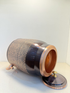 Dispensador de Agua Premium de Cobre Oscuro Antiguo de 8L con Patrón Floral Grabado, Tanque Ayurvédico Matka, Contenedor Metálico a Prueba de Fugas con Grifo - Product Image 4