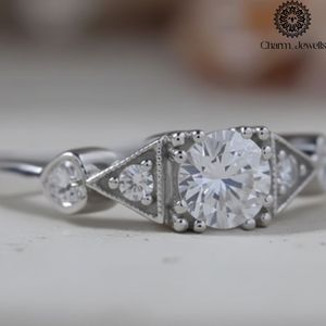 แหวนหมั้นมอสซาไนต์สำหรับผู้หญิง Charm_Jewells เงินแท้ 925 ชุบโรเดียม ดีไซน์ทรงเรขาคณิตคลาสสิก รับรองโดย IGI - Product Image 3