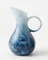 Pichet en verre artisanal finition marbre avec poignée géométrique, capacité 1,8 L, design moderne pour servir lait/boissons lors de fêtes