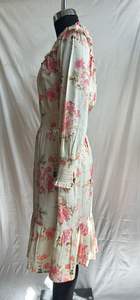 Robe midi décontractée à imprimé floral en viscose et lin, avec col smocké à volants, manches à revers et taille smockée élastiquée, à volants superposés - Product Image 3