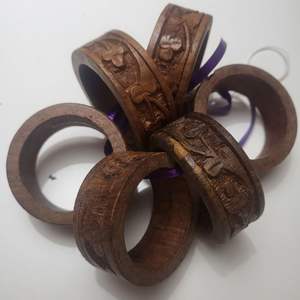 Anillo de Servilleta de Madera Kindred que Fomenta la Unión al Rededor de la Mesa con Elementos Artesanales Naturales Cálidos - Product Image 1