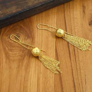 Boucles d'oreilles pendantes en fil doré pour femmes |   Boucles d'oreilles pendantes longues à la mode |   Fabricant de bijoux sur mesure OEM ODM - Product Image 3