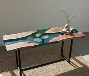 Table console rectangulaire en bois massif époxy émeraude, faite à la main, avec bord naturel, table d'appoint moderne pour entrée, pièce maîtresse - Product Image 1
