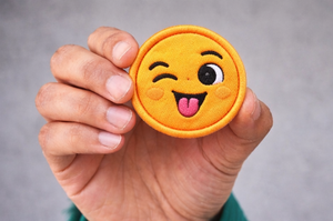 Parche Bordado de Cara Sonriente Haciendo Ojos de Grito, Aplique Termoadhesivo/Para Coser de un Solo Color para Mochilas, Ropa, Sombreros y Juguetes - Product Image 3