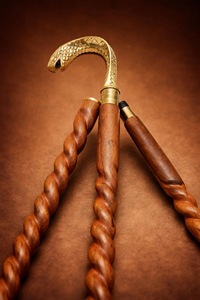 Bâtons de marche rustiques modernes en bois naturel écologique avec poignée en laiton poli, idéaux pour les cadeaux - Product Image 3