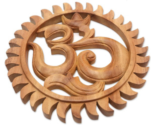 Adorno de Pared con la Símbolica Om, Hecho a Mano con Madera de Mango |   Símbolo Om de Madera para Decoración del Hogar |   Arte Espiritual Hindú para Pared - Product Image 4