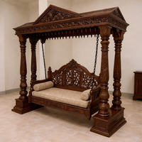 Balançoire en teck massif sculptée à la main, design Maharaja Jhula, pour maison indienne de luxe, salon, villa, mobilier personnalisable.