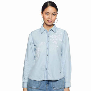 Camisas de mezclilla personalizadas de manga larga para mujer con estampado de vaqueros: Compra una camisa de mezclilla elegante para mujer, atuendo informal moderno y a la moda. - Product Image 1