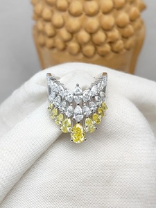 Magnifique bague de mariée en or blanc avec diamants jaunes canari et blancs, style diadème, sertie de pierres multiples taille poire, bague de déclaration raffinée - Product Image 4