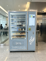 Distributeur automatique de boissons et de collations pour les cinémas avec panneaux latéraux insonorisés