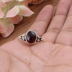Bague en grenat rouge faite à la main, sertie clos, en argent sterling 925, style classique, pierre de naissance de janvier, bijoux naturels d'artisanat artisanal, vente en gros - Product Image 1