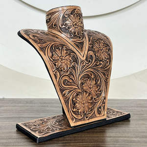 Busto de Exhibición de Collares de Cuero Genuino Premium Hecho a Mano con Diseño Floral Repujado, Soporte para Joyería de Diseño para Exhibición en Tiendas - Product Image 5