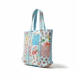 Sac fourre-tout matelassé en coton imprimé à la main pour femmes, bleu clair, blanc, multicolore, floral, sac de plage - Product Image 1