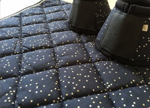 Tapis de selle en nylon noir à imprimé étoiles anglaises avec points blancs, design matelassé, pour cheval - Product Image 2