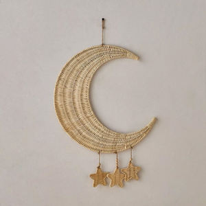 Ornement artisanal en rotin tressé étoile et lune, durable, en fibres végétales, pour la décoration murale intérieure de la chambre d'enfant. - Product Image 4