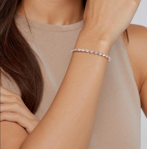 Bracelet tennis en diamants de laboratoire en forme de poire, 5,61 carats au total, 7 pouces, or jaune 9 carats - Product Image 1