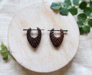 Boucles d'oreilles en forme de feuille en bois avec crochets noirs, design grain de bois naturel, composants de bijoux pour la création et les accessoires - Product Image 1