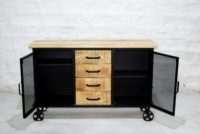 Buffet industriel moderne vintage à 4 tiroirs en bois de manguier massif avec panneau en métal grillagé et roulettes pour la maison, la chambre, la salle à manger, la cuisine