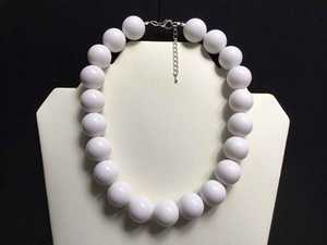 Collier en résine noire perlée, forme ovale, fait main, bijou fantaisie, pièce maîtresse, artisanat en résine - Product Image 2
