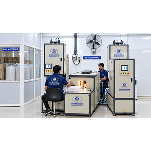 Proveedor Indio de Máquina de Moldeo por Soplado Semiautomática de Primera Calidad, Excelente Rendimiento, Capacidad de Producción de 2200 BPH - Product Image 1