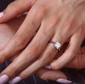 Bague solitaire tendance en moissanite taille princesse 6,5 mm, argent 925 original, cadeau spécial pour les partenaires - Product Image 3