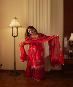 Salwar Kameez Rojo de Seda Bordado para Mujer con Dupatta, Traje Tradicional Indio Pakistaní para Bodas 82842 - LM -15 Corte Regular - Product Image 1