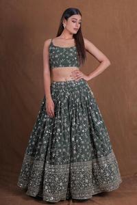 Elegante Lehenga Semisellada con Bordado y Lentejuelas, con Blusa sin Coser con Bordado de Lentejuelas y Conjunto de Dupatta - Product Image 2