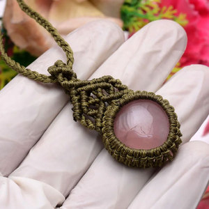 Collar de macramé hecho a mano con colgante de cuarzo rosa, cordón verde ajustable, joyería curativa - Product Image 3