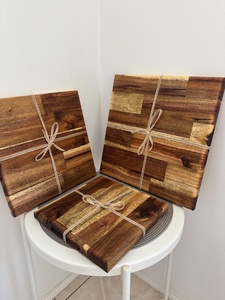 Planche à découper en bois rustique avec un design à bords lisses - Product Image 4