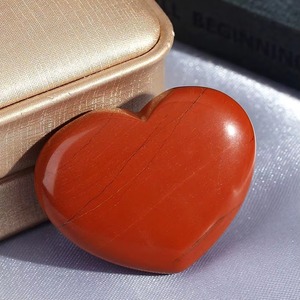 Élégant Cœur en Cristal Rouge Naturel de 1,8x1,4 Pouces, Pierre de Palmier Polie et Sculptée, Gemme d'Art Populaire pour la Méditation, Cadeau et Décoration Intérieure - Product Image 2