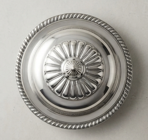 Beurrier classique en argent avec couvercle, design rond gravé en métal fait main, pour la cuisine et les fêtes - Product Image 3