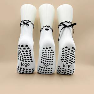 Chaussettes de Pilates personnalisées avec logo pour femmes, antidérapantes, à semelle intégrale avec points de grip, en coton, pour studio de yoga, avec sangles en ruban noir - Product Image 2