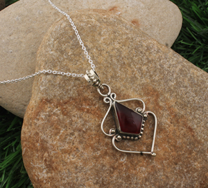 Pendentif en argent sterling 925 plaqué platine avec quartz rouge naturel, pierre précieuse rouge vintage artisanale, bijoux fins unisexes - Product Image 2