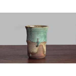 Taza de cerámica hecha a mano de alta calidad, estilo Wabi-Sabi, con esmalte verde mate, reutilizable para uso doméstico. - Product Image 1