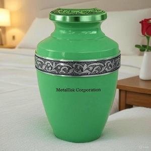 Urna de cremación verde esmeralda para adultos hecha a mano en la INDIA con banda de grabado floral Simboliza el renacimiento de la naturaleza 200 cu de capacidad - Product Image 1