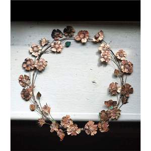 Corona de metal rústica con aspecto envejecido, con helechos y piñas, hecha a mano, de hierro, guirnalda de invierno, decoración navideña para puerta principal - Product Image 5