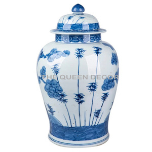 Vase en céramique bleu et blanc à motifs floraux, élégant pour les styles de maison formels et côtiers, pour la décoration intérieure et les arrangements floraux - Product Image 1