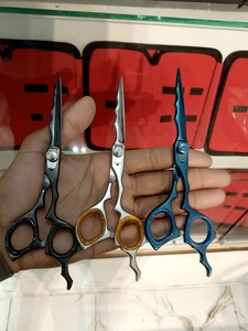 Ciseaux de barbier de qualité supérieure, couleur unie très attrayante, style coupe de cheveux de salon, noir tendance, ciseaux de coiffure. - Product Image 3