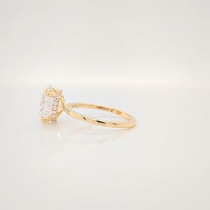Anillo de compromiso y aniversario de boda para mujer, con moissanita de corte ovalado de 2.50 ct y halo oculto, en oro amarillo macizo de 14k, regalo. - Product Image 6