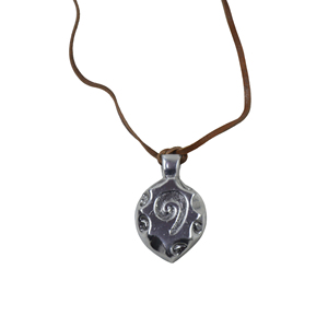 Auténtico Colgante de Espina de Pescado de Hierro Negro Forjado a Mano, Collar Amuleto de Esqueleto de Pescado Rústico Elaborado por un Herrerín - Product Image 3