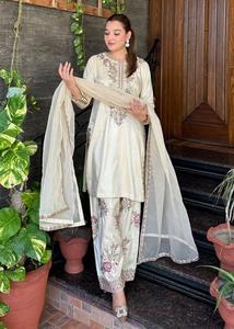 Elegante Conjunto Tradicional de Kurta y Pantalón Dhoti de Crepé Blanco con Bordado Floral y Dupatta de Encaje a Juego para Fiesta - Product Image 2