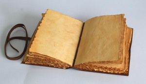 Carnet en cuir vintage avec reliure cousue en cuir rouge gaufré, au charme rustique et à la touche antique, idéal pour la promotion - Product Image 5