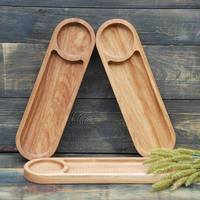 Plateau de service ovale en bois avec trois compartiments, design minimaliste fait main, plateau en bois massif poli pour plats de fête