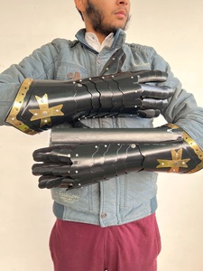 ถุงมืออัศวินยุคกลาง เหล็กดำ ชุบทอง ลายดาว ของสะสมงานศิลปะ - Product Image 3