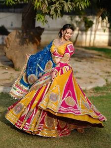 Lehenga Choli en coton mousseline de qualité supérieure, entièrement brodé avec des motifs miroir, et dupatta en dentelle à sequins sur les quatre côtés avec bordure en toile. - Product Image 2