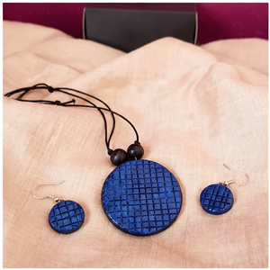 KOTTRAVAI Décoration artisanale suspendue écologique vintage bleue et noire en MDF imprimé pour sapin de Noël et couronne, Tamil Nadu - Product Image 1